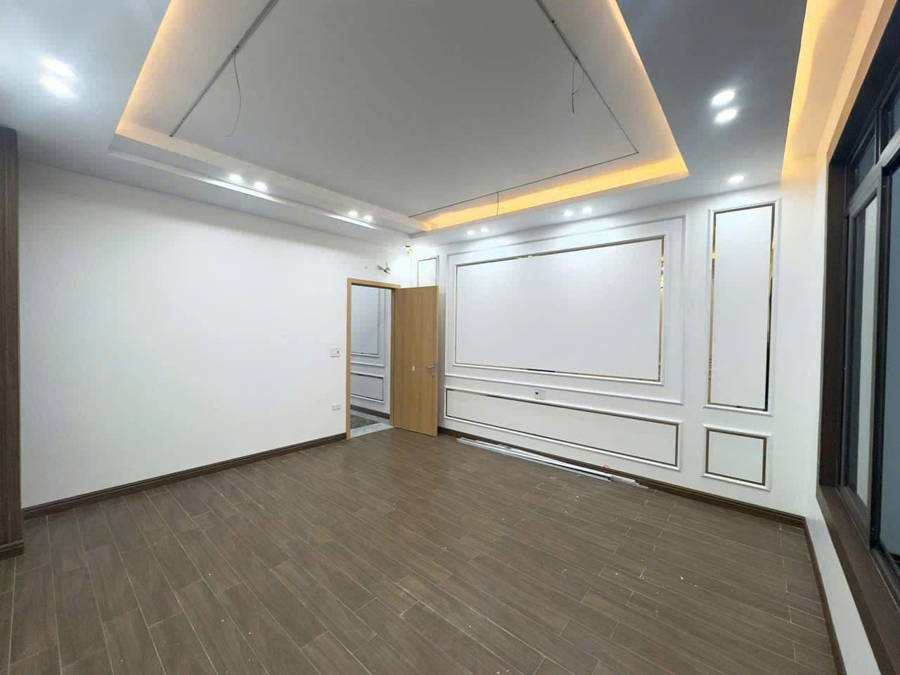 BÁN NHÀ NGUYỄN SƠN LONG BIÊN,OTO ĐỖ CỬA,NGÕ NÔNG,2 THOÁNG,44M NHỈNH 10 TỶ TL