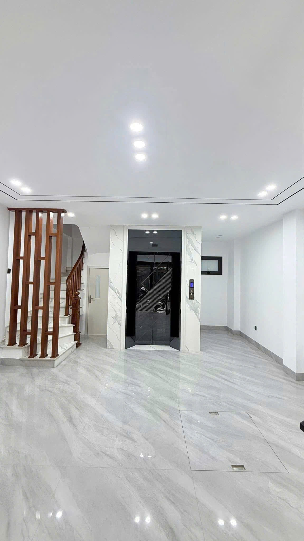 Trung tâm Nguyễn Văn Cừ  DT 40m – MT 5m xây 7 tầng lầu  Oto  Chỉ 19 tỷ