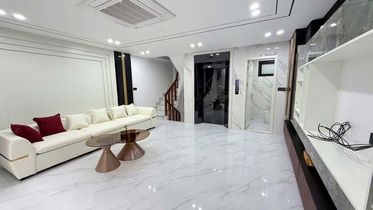 Trung tâm Nguyễn Văn Cừ  DT 40m – MT 5m xây 7 tầng lầu  Oto  Chỉ 19 tỷ