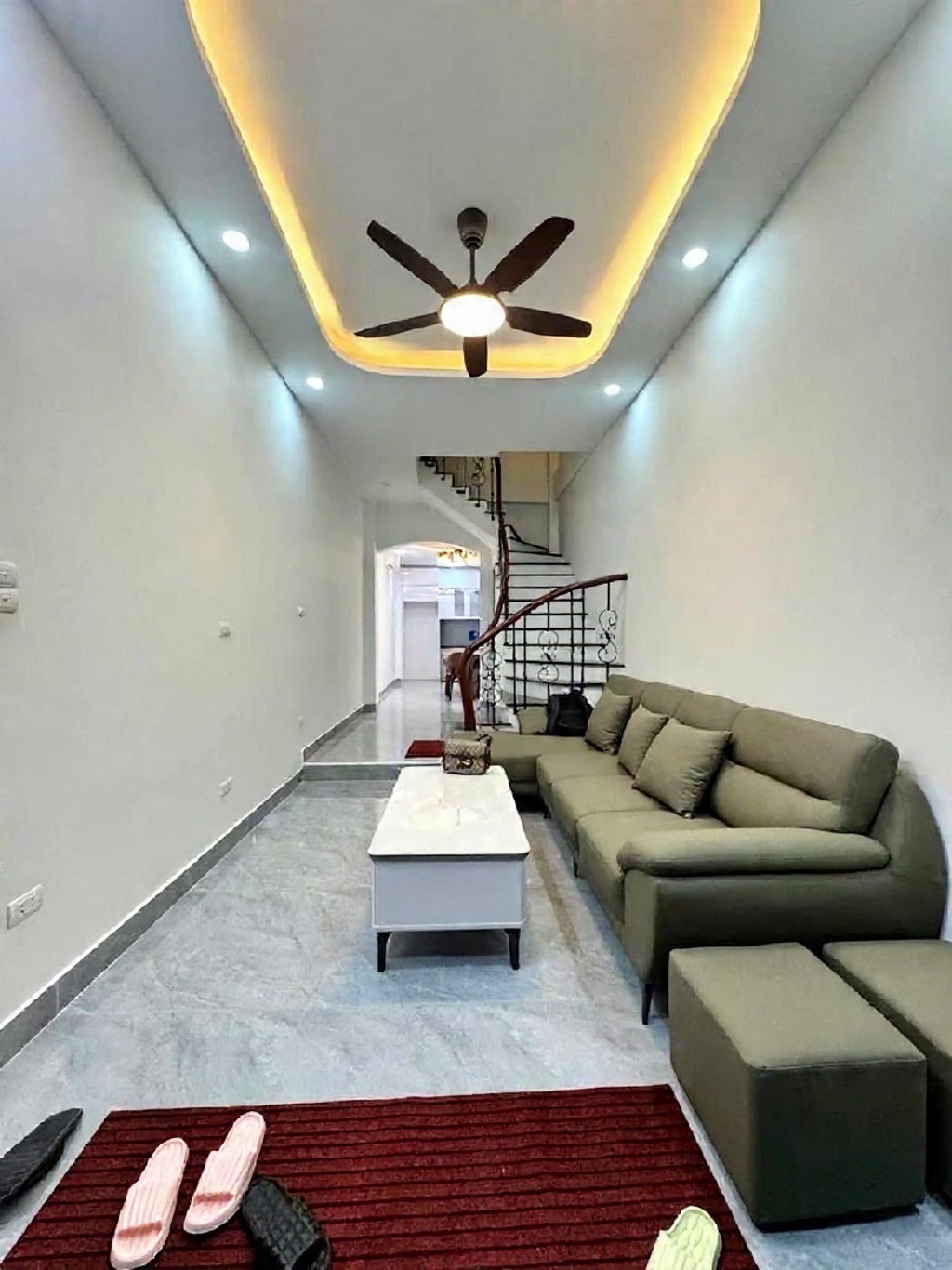 ngọc khánh DT 35m x5 tầng 12,7 tỷ-cách 1 nhà ra phố,full nội thất