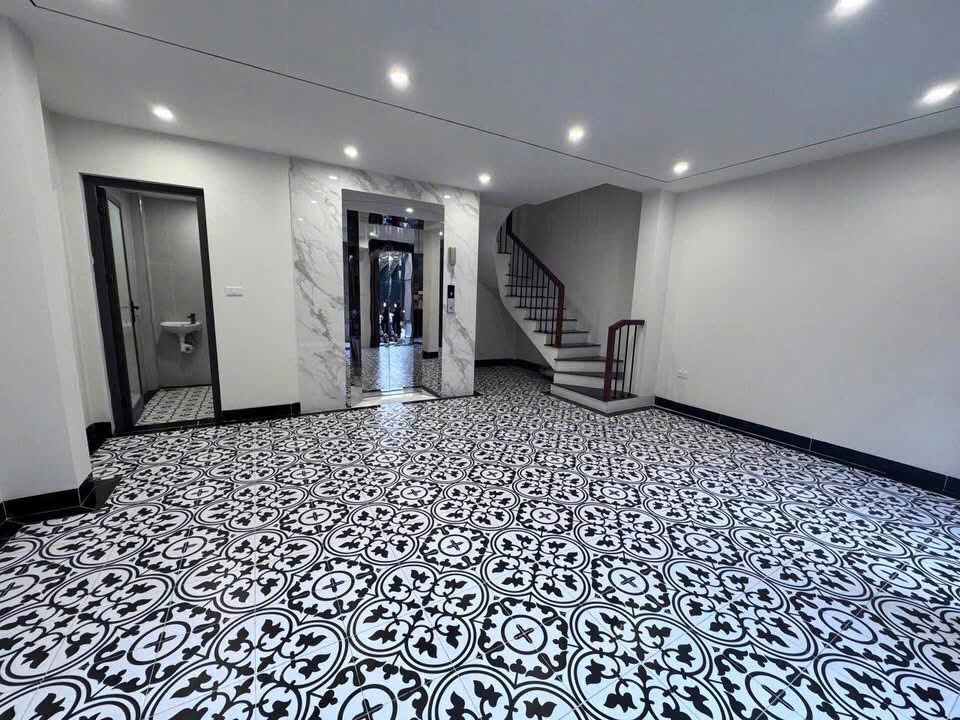 Phúc Lợi nóng bỏng tay  DT 44m – MT 6m xây 6 tầng thang máy  Gara oto 4 chỗ  Chỉ 9,X tỷ