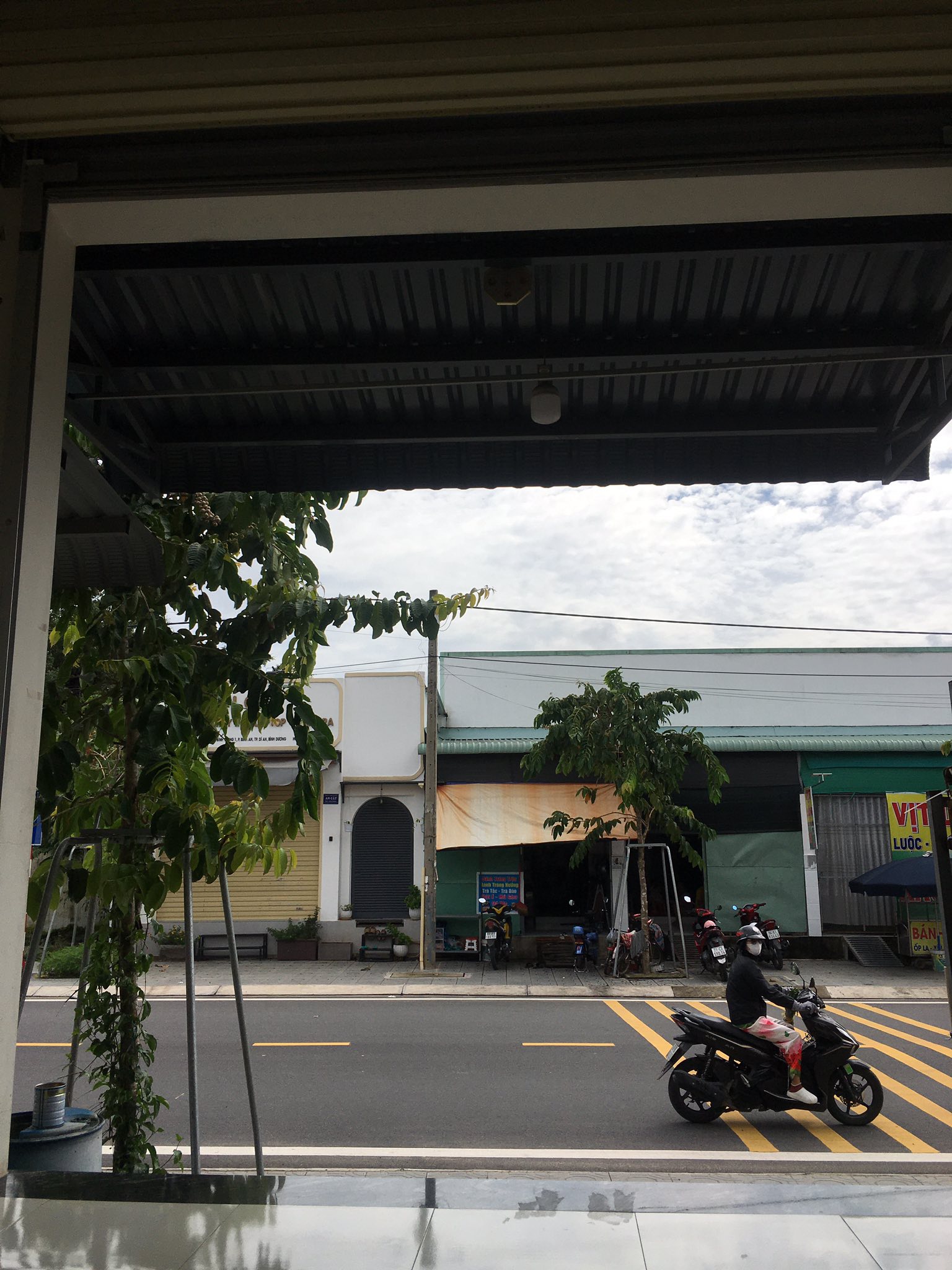 Cho thuê mặt tiền kinh doanh, vị trí đẹp, thích hợp mở tiệm tóc, quầy thuốc tây, phòng giao dịch công ty…tại Dĩ An.