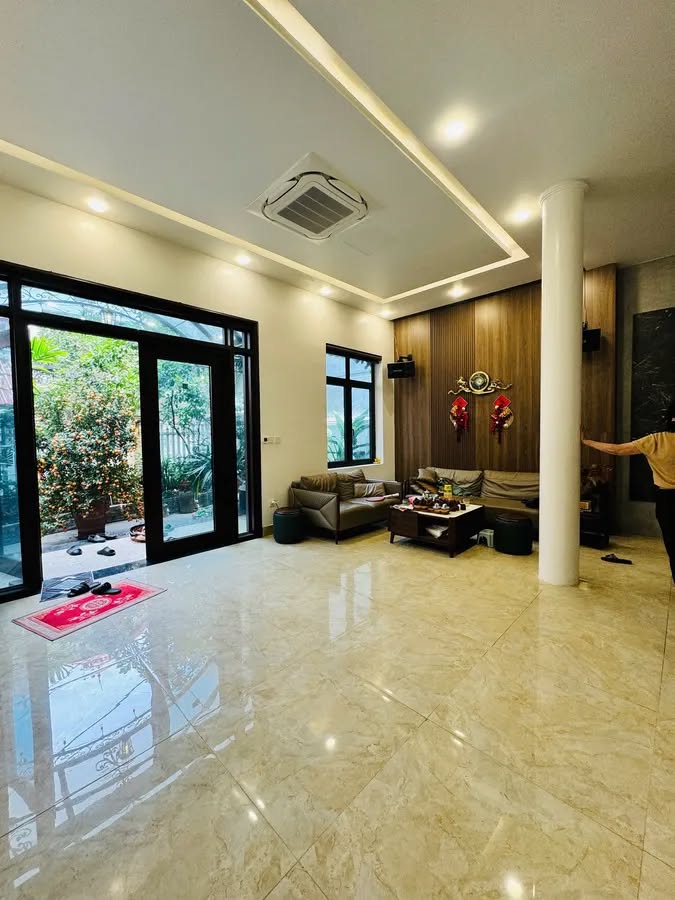 Biệt thự sân vườn dân xây phố Ngọc Thụy  DT 200m – MT 12m  Giá sốc chỉ 22 tỷ còn chưa TL