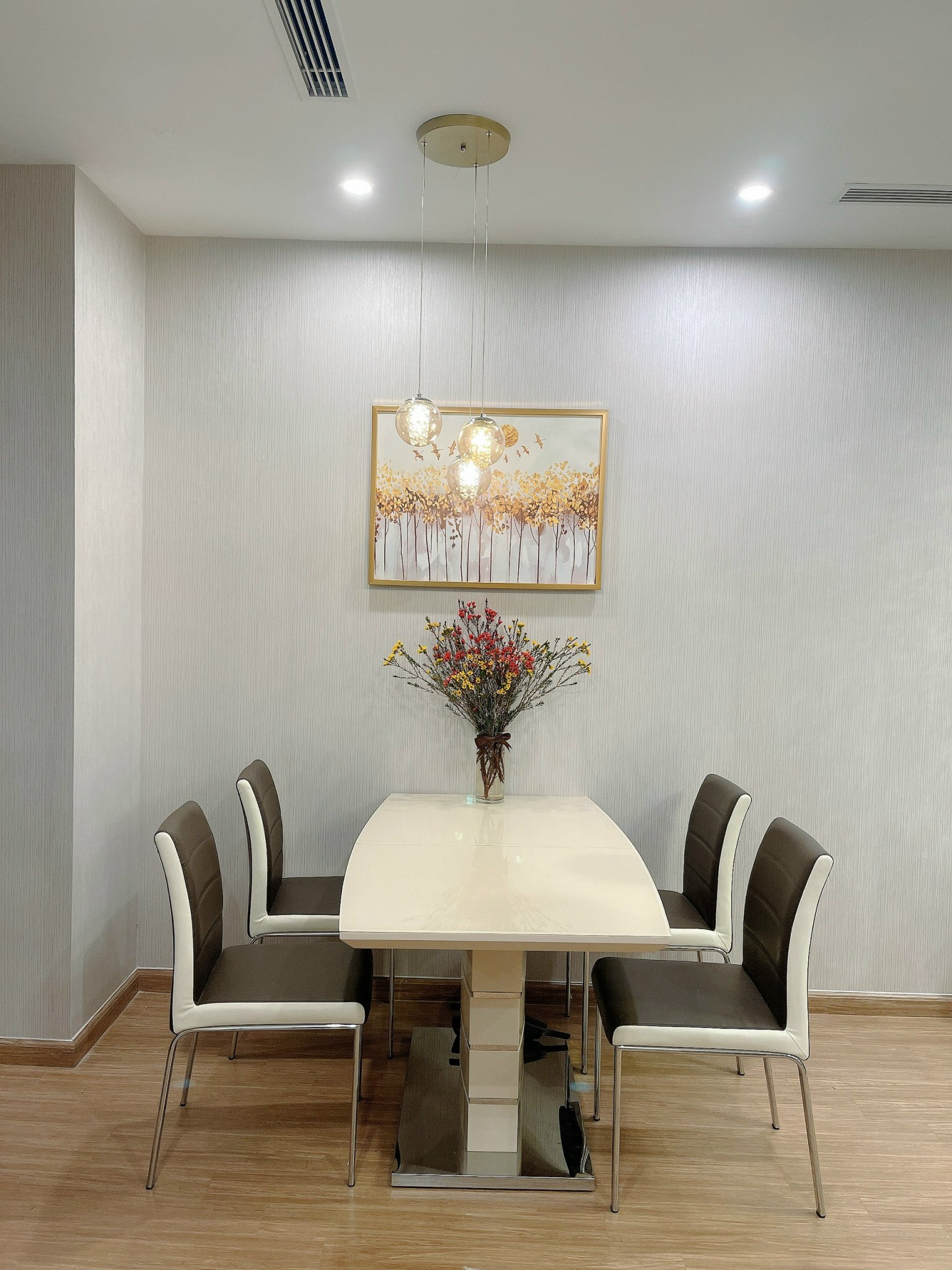 06.02.26.1 Bán căn 2 ngủ Skylake Phạm Hùng ban công view trọn hồ điều hòa, khách Hàn Quốc thuê 25 triệu/tháng