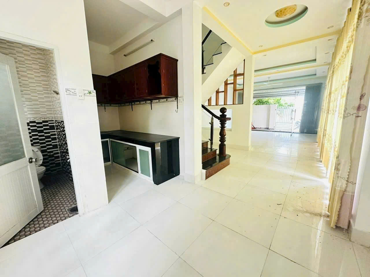 BÁN NHÀ MỚI 1 TRỆT 1 LẦU – 3 MẶT TIỀN – TRUNG TÂM TRÀ VINH