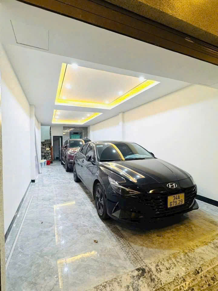 Nhà ngự tại Phố Trạm  DT 60m – MT 4m  7 tầng thang máy gara 2 xe ô tô  Thân gửi 19,55 T.ỷ