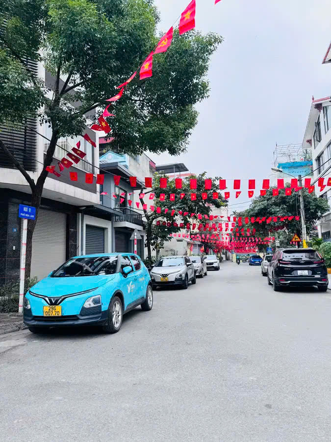 Chủ nhà xoè quạt quá tay nên gả sớm căn nhà phố Ô Cách  Xây mới 5 tầng  DT 33m – MT 6,2m  Chỉ 9,1 tỷ