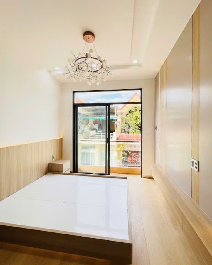 Nhà mới thang máy Cách Mạng Tháng Tám – QUẬN 3 – 3.2 x 11 m (36 m2) – 5 Tầng – 8.99 tỷ