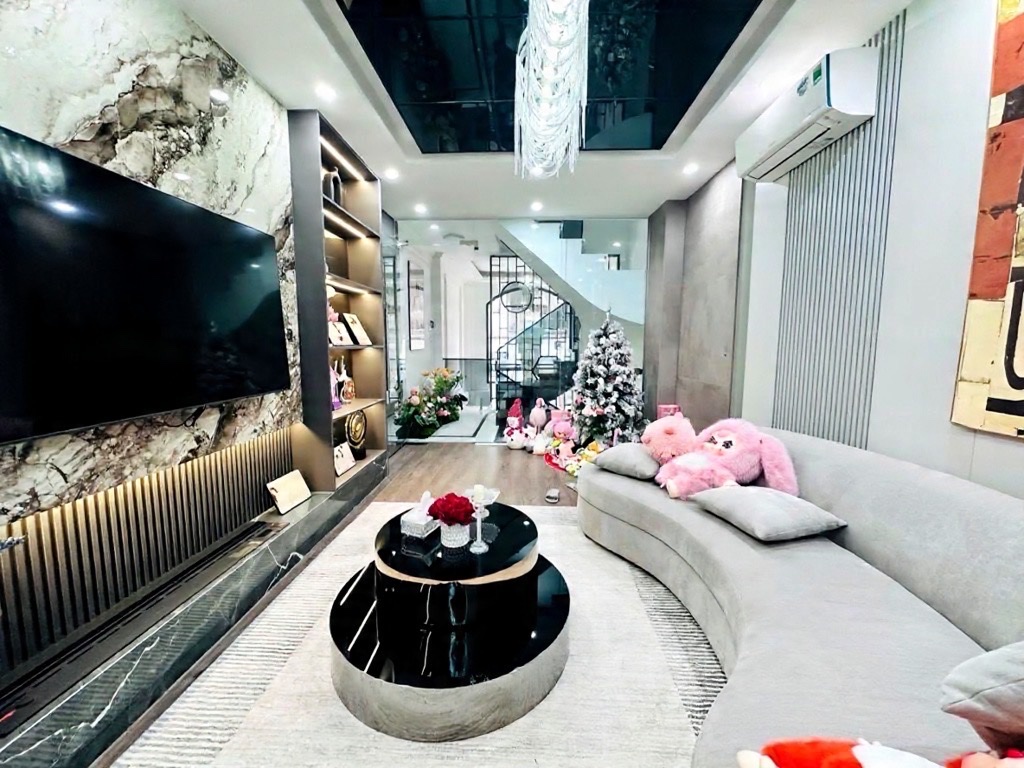 lạc long quân 42m x5 tầng 15,8 tỷ-ô tô đỗ cửa,ngõ thông kinh doanh,nội thất đẹp,gần hồ