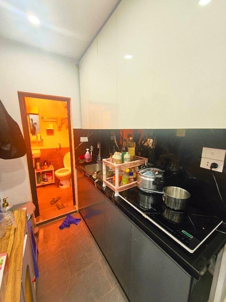 căn hộ tập thể nghĩa tân tầng 2-DT 50m giá 4,25 tỷ-ô tô đỗ chân tòa