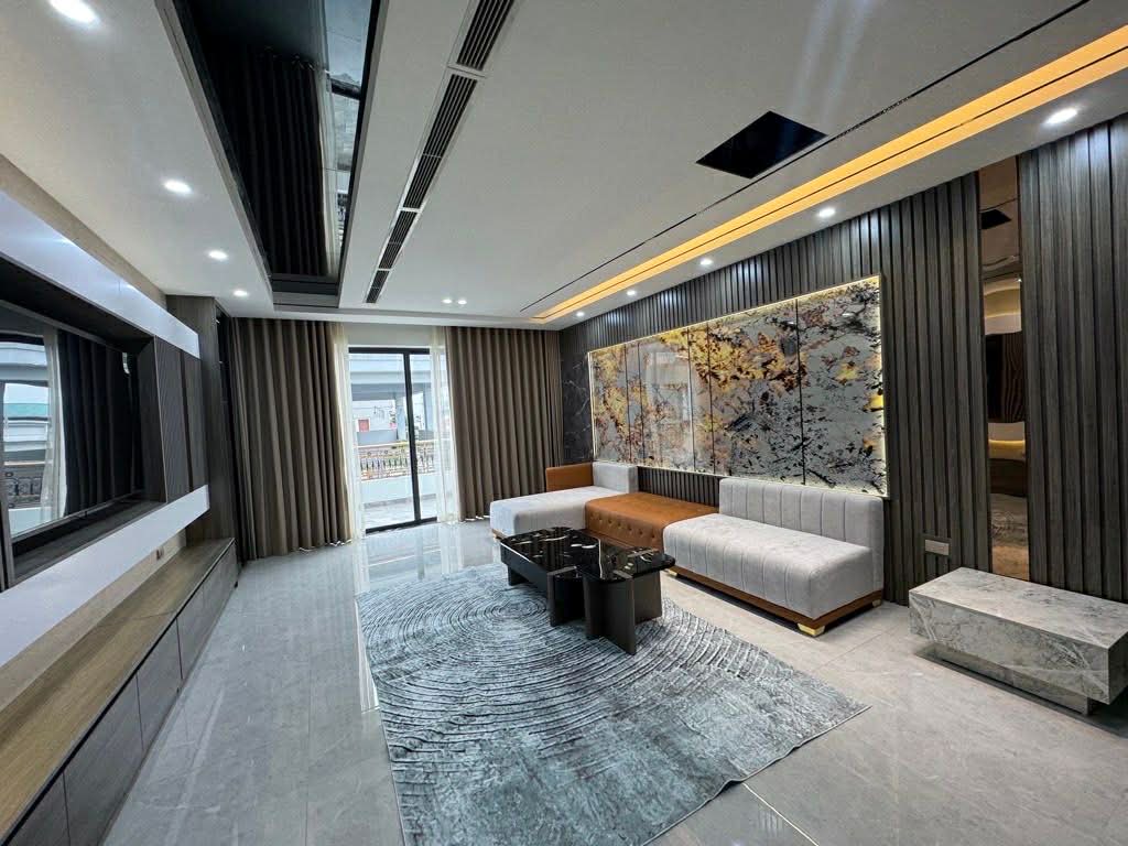nhà đẹp Nguyễn Văn Cừ, 7 tầng thang máy, gara ôtô, điều hoà âm trần, full nội thất