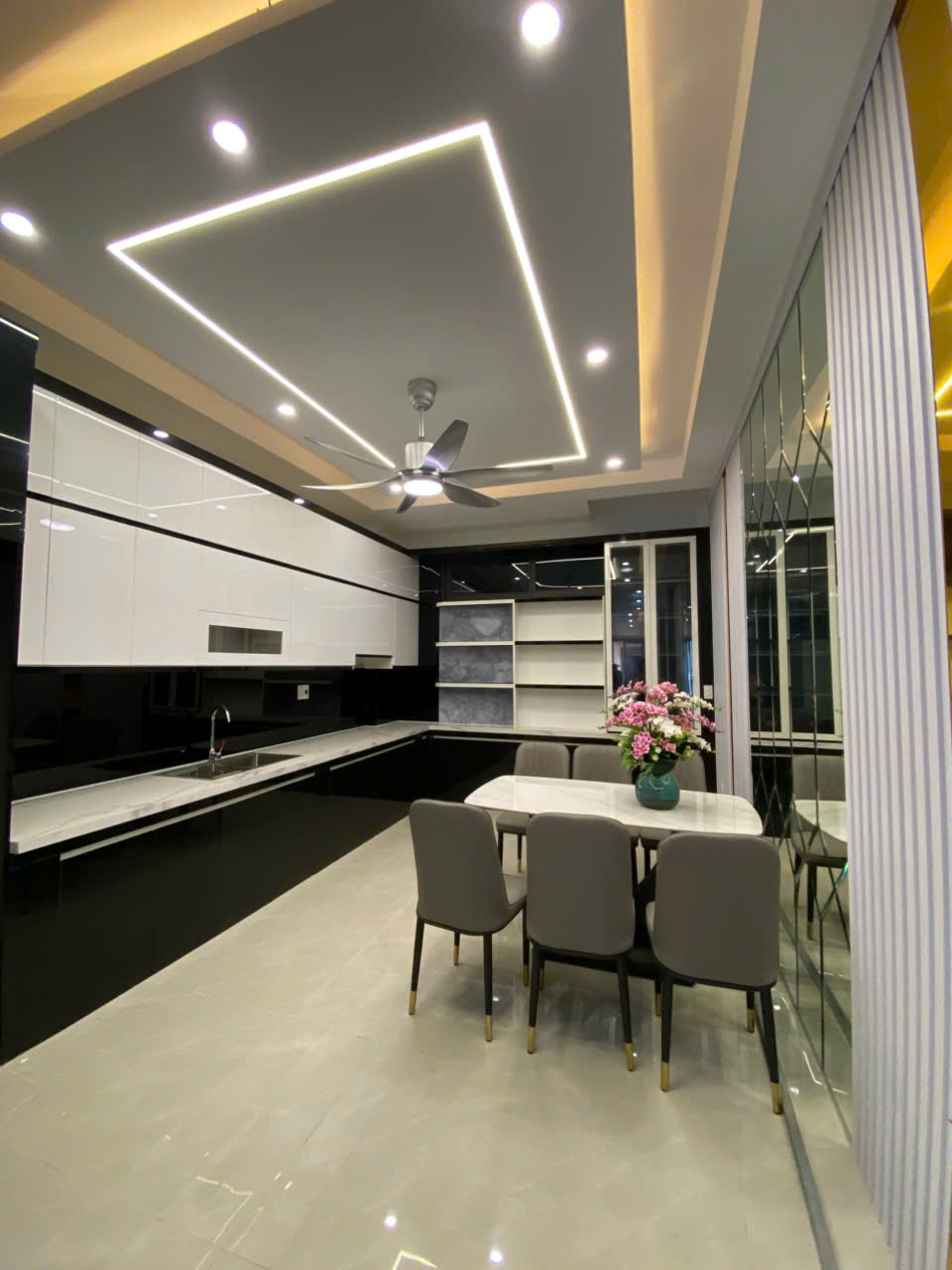 bán nhà 4 tầng cầu thang máy hiện đại nằm ngay mặt đường ngô thì nhậm