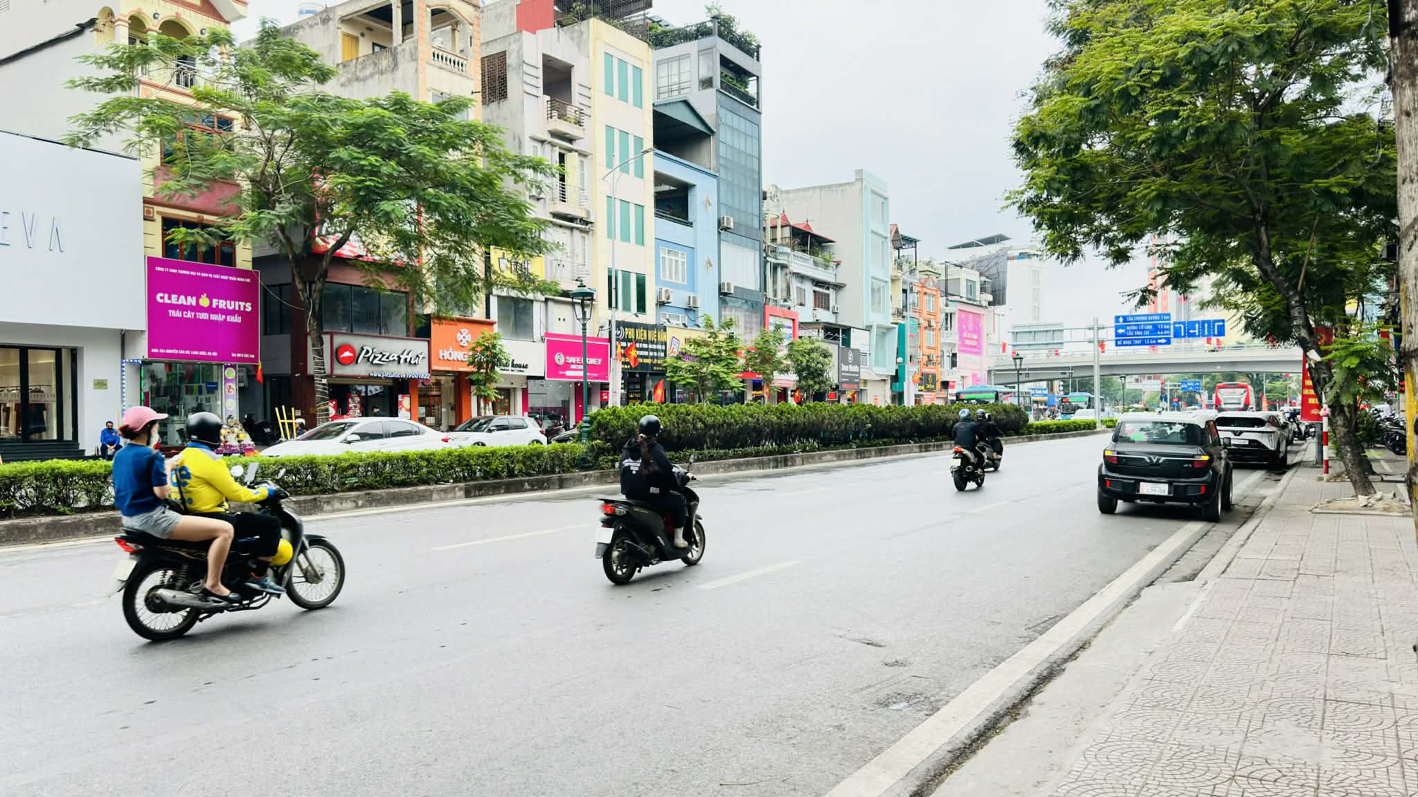 nhà mặt phố Nguyễn Văn Cừ, mặt tiền 13m, nở hậu, dòng tiền ổn định, full thổ cư