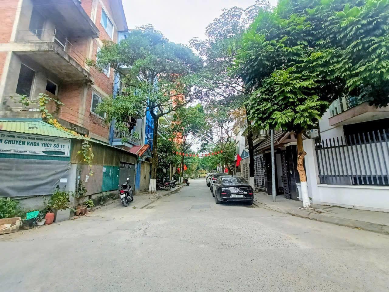 Chính chủ cần bán căn biệt thự liền kề Lô góc thoáng Khoang Phùng, đường nội khu rộng, vỉa hè thoáng, ô tô dừng đỗ thuận tiện, phù hợp khách hàng cần nhà để ở, làm văn phòng, kinh doanh hoặc đầu tư lâu dài.

Vị trí có lợi thế lớn về giao thông khi nằm gần các tuyến đường huyết mạch như: Lê Văn Lương, Tố Hữu, Nguyễn Trãi, giúp di chuyển thuận tiện đến các quận trung tâm như Thanh Xuân, Cầu Giấy, Hà Đông.
Ngoài ra, khu vực còn có hệ thống giao thông công cộng phát triển với tuyến BRT và đường sắt đô thị Cát Linh – Hà Đông, hỗ trợ việc đi lại của cư dân.

Diện tích sổ 114m2
Diện tích sử dụng khoảng 130m2
Nhà 4 tầng xây thô
Tầng 1: Gara + khách + bếp + kinh doanh
Tầng 2: 2 phòng ngủ
Tầng 3: 3 phòng ngủ
Tầng 4: Phòng thờ + sân phơi

Khu vực phát triển mạnh, Thanh khoản tốt

Bán biệt thự Phùng Khoang 130m2 nhà thô 4 tầng ô tô tránh vỉa hè rộng kinh doanh 32 tỷ thương lượng