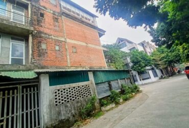 Chính chủ cần bán căn biệt thự liền kề Lô góc thoáng Khoang Phùng, đường nội khu rộng, vỉa hè thoáng, ô tô dừng đỗ thuận tiện, phù hợp khách hàng cần nhà để ở, làm văn phòng, kinh doanh hoặc đầu tư lâu dài.

Vị trí có lợi thế lớn về giao thông khi nằm gần các tuyến đường huyết mạch như: Lê Văn Lương, Tố Hữu, Nguyễn Trãi, giúp di chuyển thuận tiện đến các quận trung tâm như Thanh Xuân, Cầu Giấy, Hà Đông.
Ngoài ra, khu vực còn có hệ thống giao thông công cộng phát triển với tuyến BRT và đường sắt đô thị Cát Linh – Hà Đông, hỗ trợ việc đi lại của cư dân.

Diện tích sổ 114m2
Diện tích sử dụng khoảng 130m2
Nhà 4 tầng xây thô
Tầng 1: Gara + khách + bếp + kinh doanh
Tầng 2: 2 phòng ngủ
Tầng 3: 3 phòng ngủ
Tầng 4: Phòng thờ + sân phơi

Khu vực phát triển mạnh, Thanh khoản tốt

Bán biệt thự Phùng Khoang 130m2 nhà thô 4 tầng ô tô tránh vỉa hè rộng kinh doanh 32 tỷ thương lượng