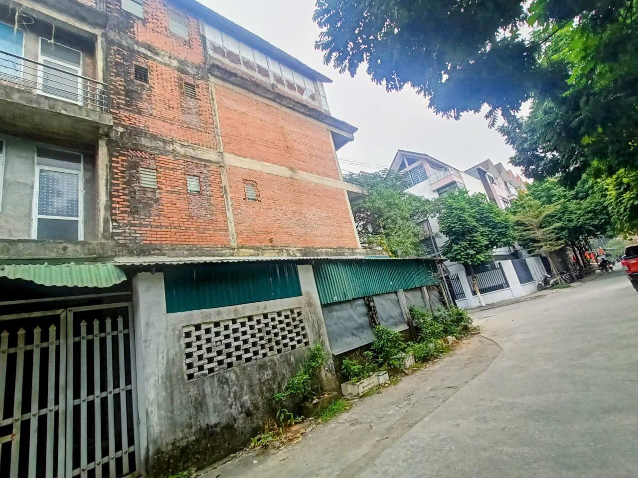 Chính chủ cần bán căn biệt thự liền kề Lô góc thoáng Khoang Phùng, đường nội khu rộng, vỉa hè thoáng, ô tô dừng đỗ thuận tiện, phù hợp khách hàng cần nhà để ở, làm văn phòng, kinh doanh hoặc đầu tư lâu dài.

Vị trí có lợi thế lớn về giao thông khi nằm gần các tuyến đường huyết mạch như: Lê Văn Lương, Tố Hữu, Nguyễn Trãi, giúp di chuyển thuận tiện đến các quận trung tâm như Thanh Xuân, Cầu Giấy, Hà Đông.
Ngoài ra, khu vực còn có hệ thống giao thông công cộng phát triển với tuyến BRT và đường sắt đô thị Cát Linh – Hà Đông, hỗ trợ việc đi lại của cư dân.

Diện tích sổ 114m2
Diện tích sử dụng khoảng 130m2
Nhà 4 tầng xây thô
Tầng 1: Gara + khách + bếp + kinh doanh
Tầng 2: 2 phòng ngủ
Tầng 3: 3 phòng ngủ
Tầng 4: Phòng thờ + sân phơi

Khu vực phát triển mạnh, Thanh khoản tốt

Bán biệt thự Phùng Khoang 130m2 nhà thô 4 tầng ô tô tránh vỉa hè rộng kinh doanh 32 tỷ thương lượng