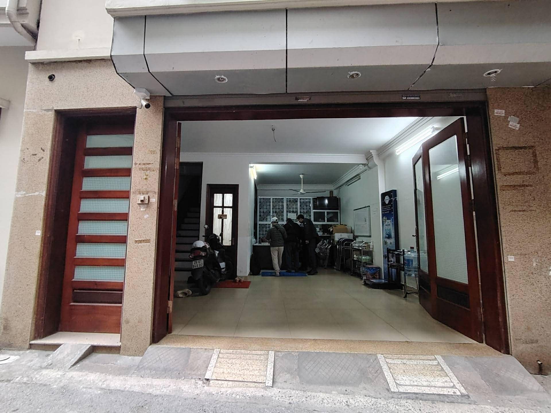 bán nhà Nguyễn Văn Cừ. 43m x 6tầng, MT 5.6m, 4 ngủ khép kín, 7 chỗ vào nhà