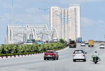 nhà lô góc mặt phố Long Biên, 100m, mặt tiền 7.3m, ôtô 2 chiều