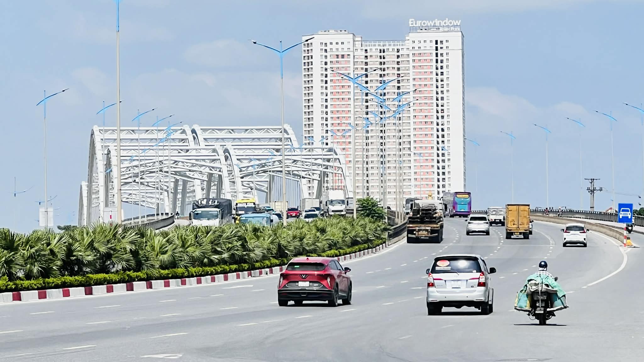 nhà lô góc mặt phố Long Biên, 100m, mặt tiền 7.3m, ôtô 2 chiều