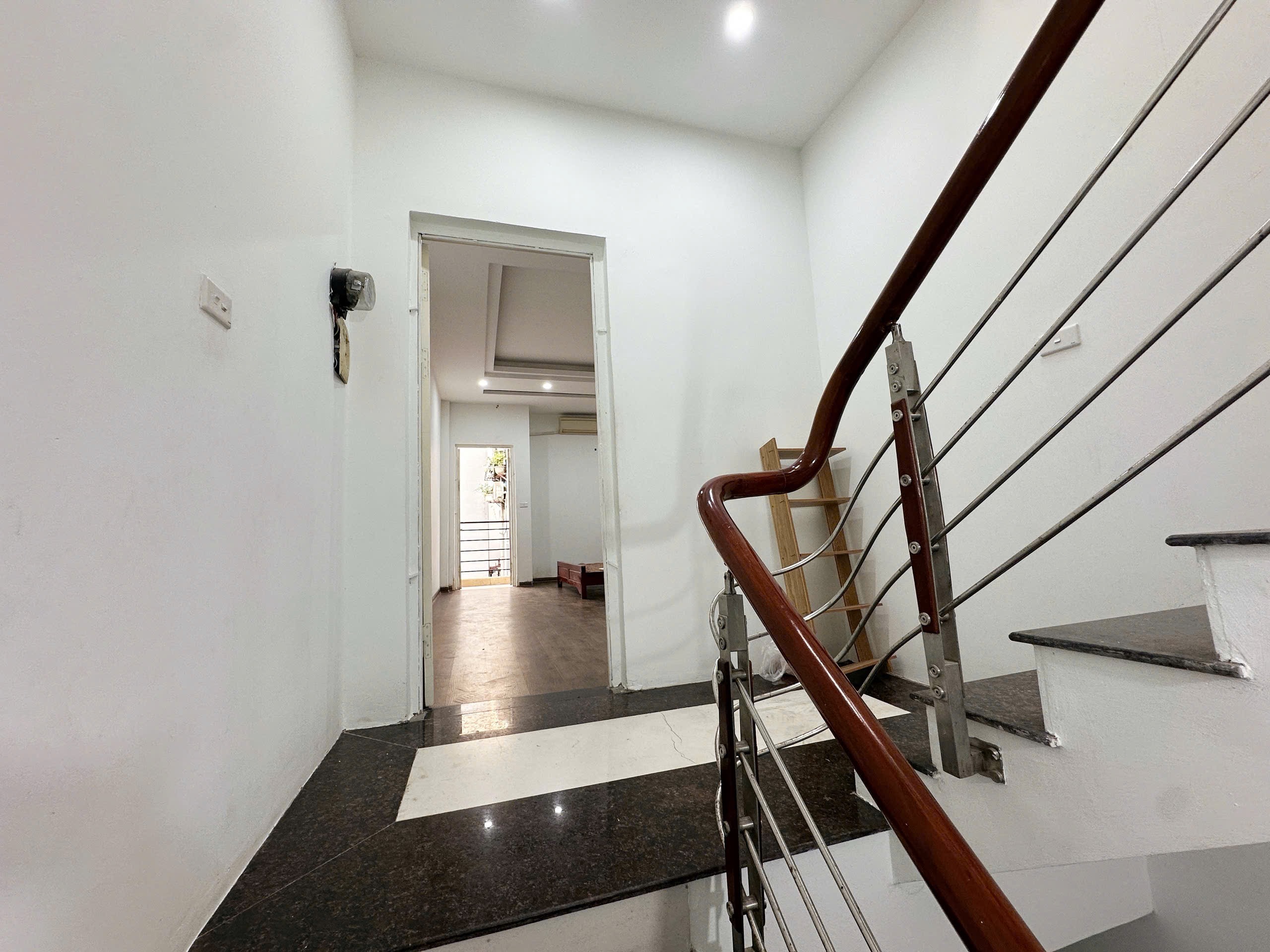 CHO THUÊ PHÒNG RỘNG 50M2 – NGÕ 173 HOÀNG HOA THÁM (279 ĐỘI CẤN) – GIÁ CHỈ 4TR5