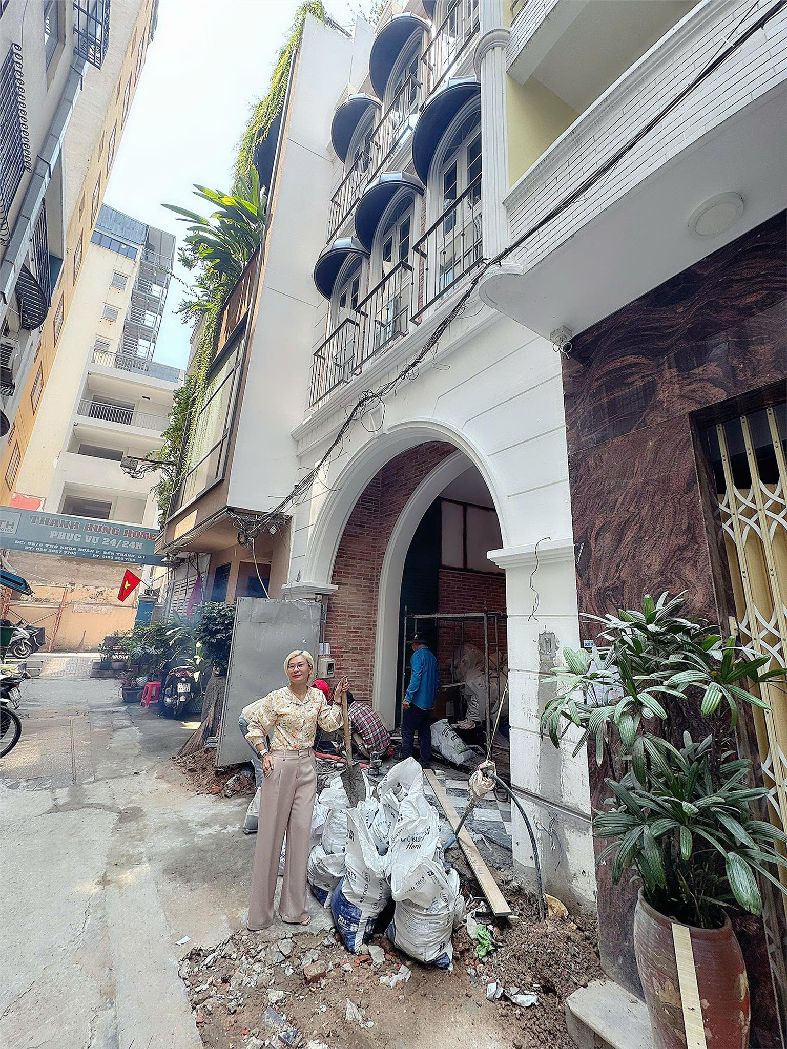 XE HƠI NGỦ TRONG NHÀ – CHỦ NHIỆT BÁN NHÀ 4 TẦNG NGAY CHỢ BÊN THÀNH – ĐƯỜNG THỦ KHOA HUÂN, QUẬN 1