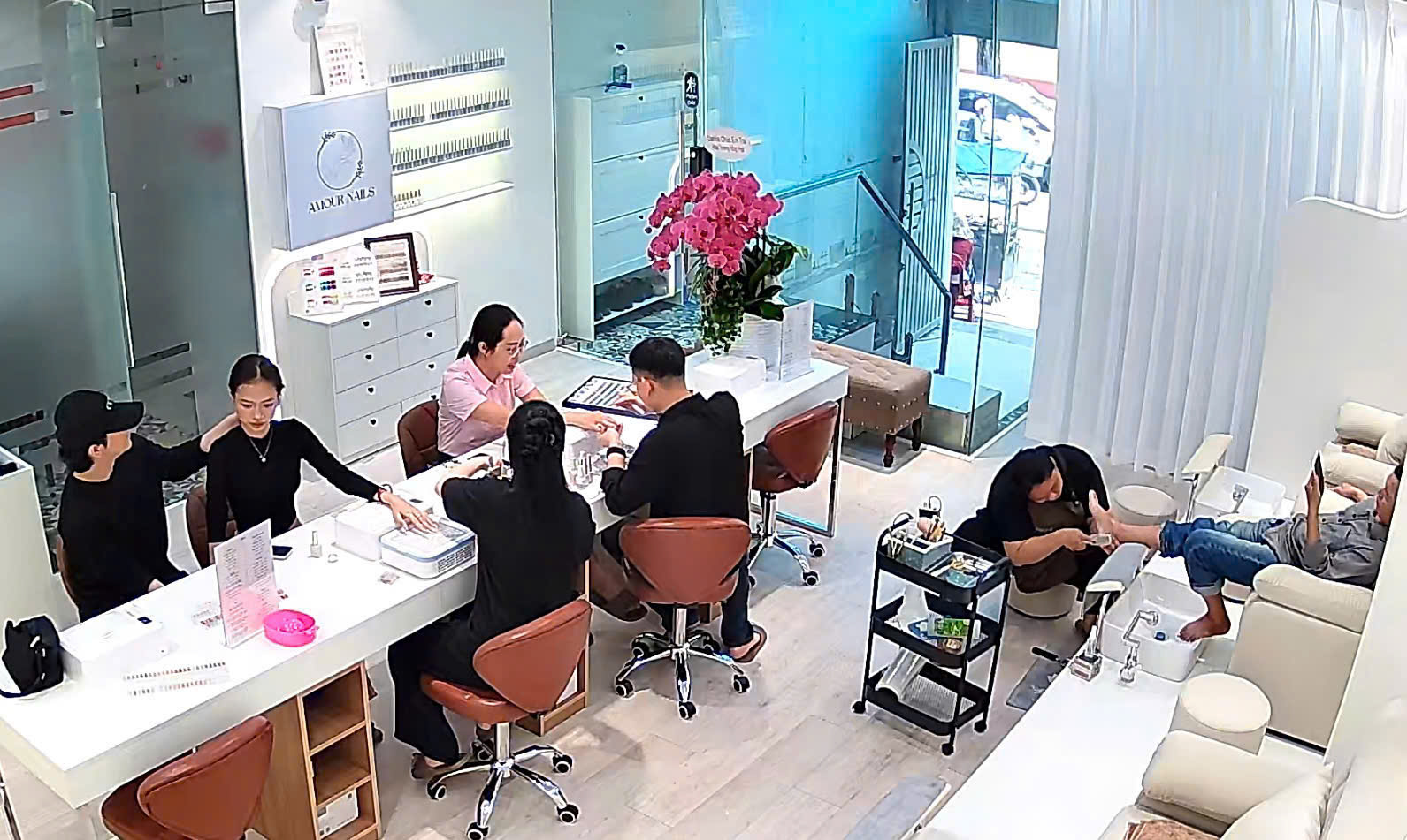 Cho thuê mặt bằng mặt tiền đường Nguyễn Bỉnh Khiêm – góc Lê Duẩn Quận 1.