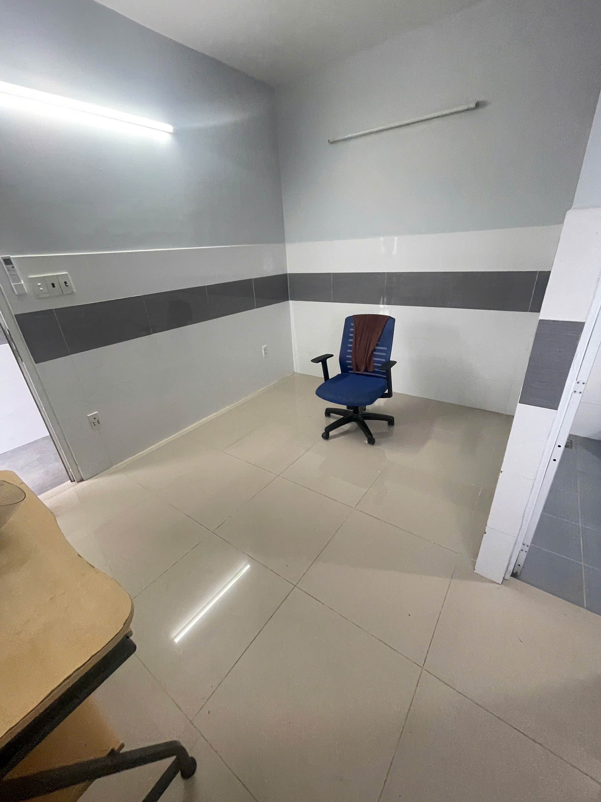 Phòng cho thuê có ban công, có máy lạnh – gần Đại học Luật (đi bộ 5 phút)