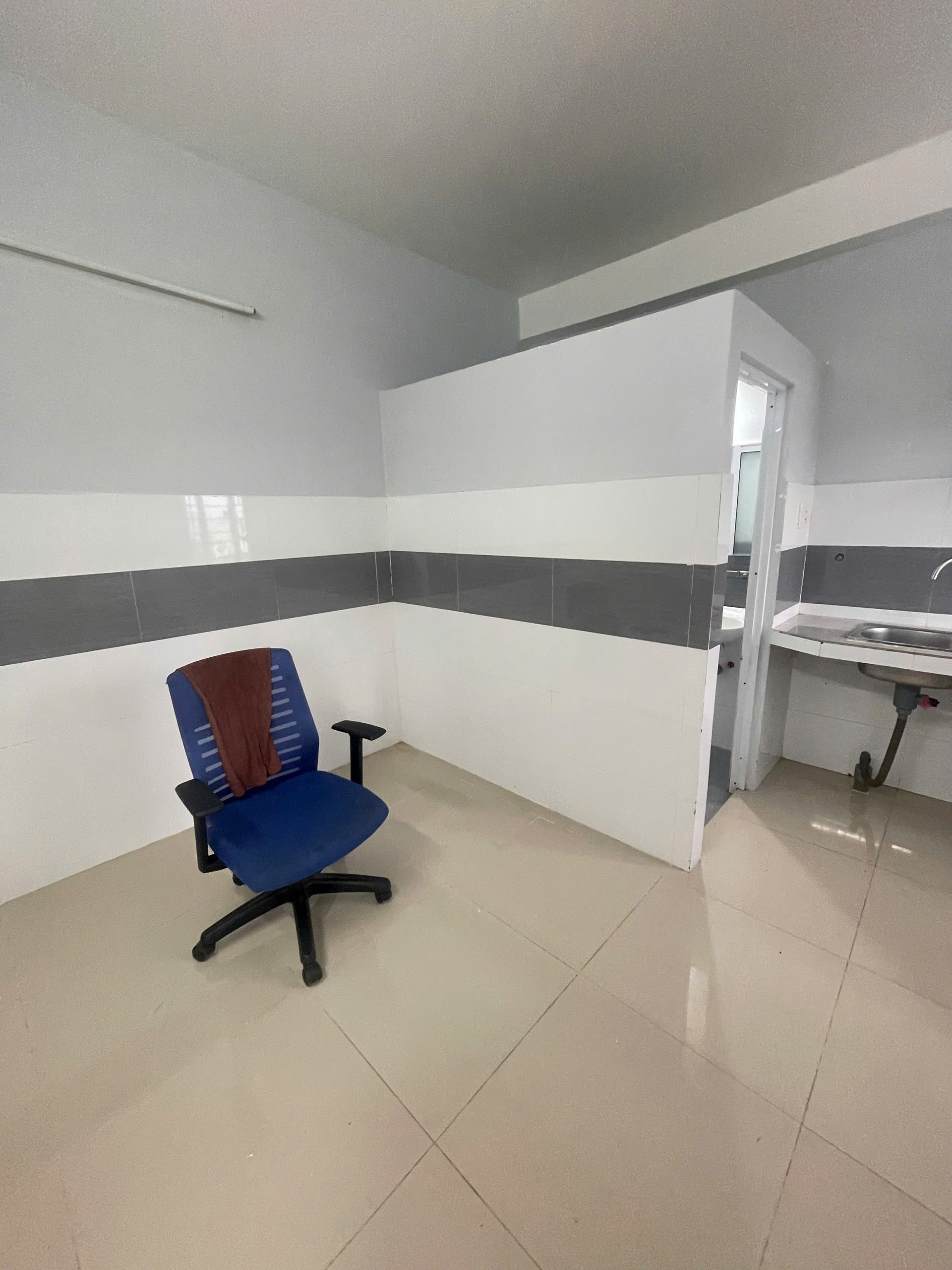 Phòng cho thuê có ban công, có máy lạnh – gần Đại học Luật (đi bộ 5 phút)