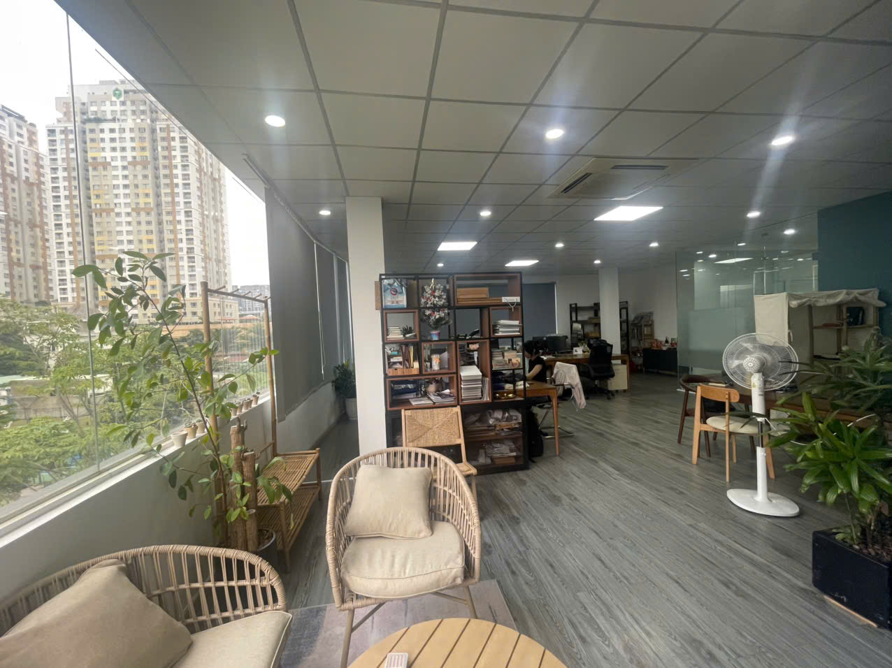 HIỆN BÊN E CÓ MẶT BẰNG CHO THUÊ TẠI TÒA NHÀ