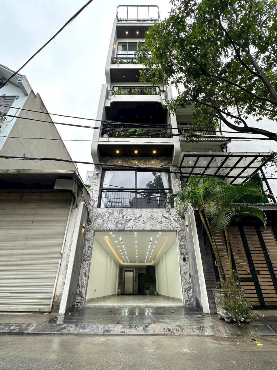 BÁN NHÀ ĐẸP Tư Đình – Long Biên
🏠 8 tầng thang máy – ô tô vào nhà – full nội thất cao cấp