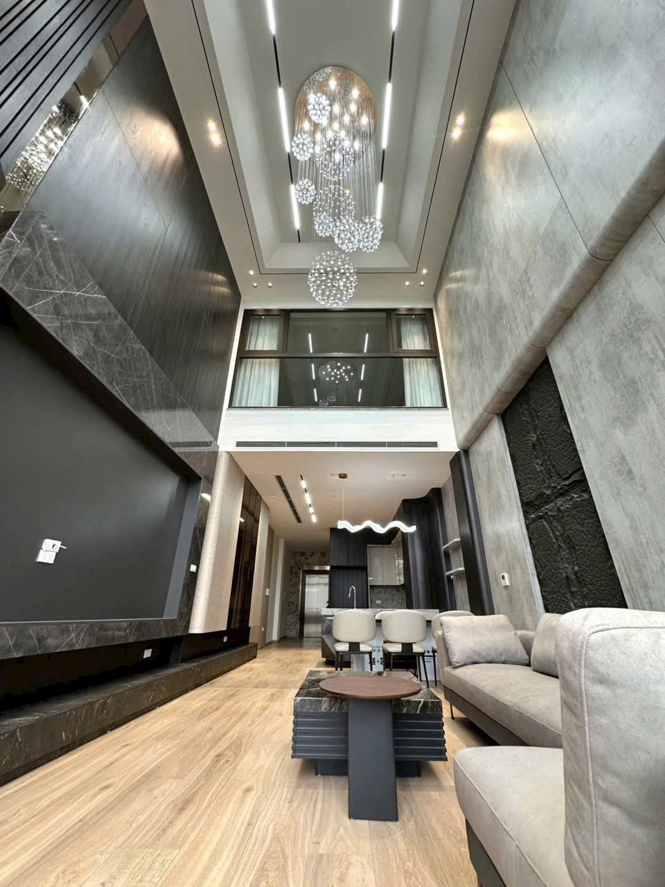 BÁN NHÀ ĐẸP Tư Đình – Long Biên
🏠 8 tầng thang máy – ô tô vào nhà – full nội thất cao cấp