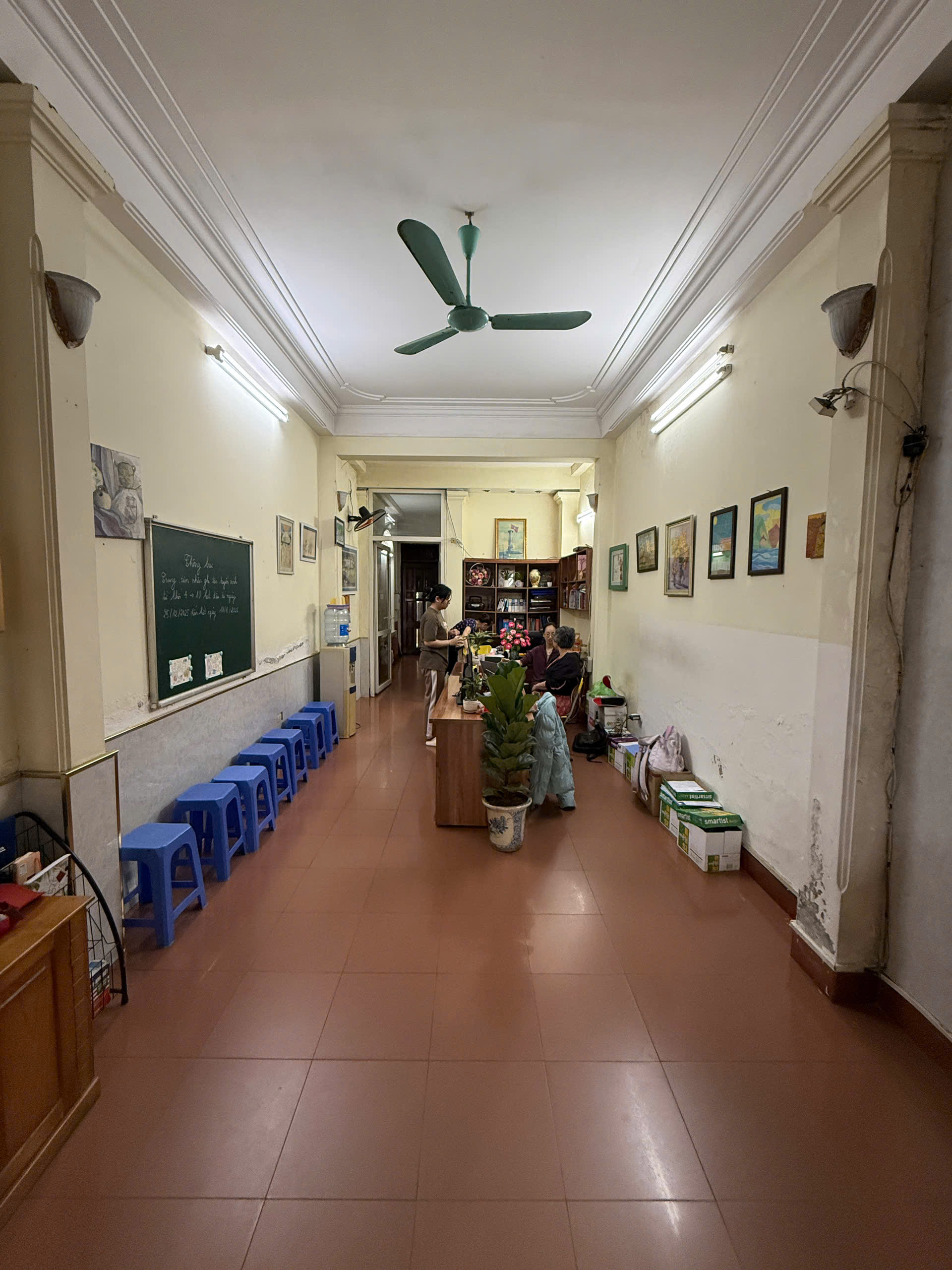 Chính chủ cho thuê nguyên căn sát góc, hướng Đông, mặt phố Bà Triệu, Q.Hai Bà Trưng, Hà Nội.