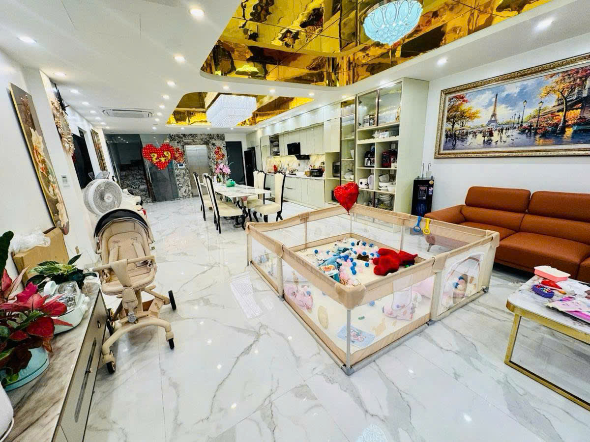 HOA HẬU PHỐ TRẠM – MỚI KÍNH KOONG – 8 TẦNG – THANG MÁY – GARA 2 Ô TÔ , NỘI THẤT CAO CẤP