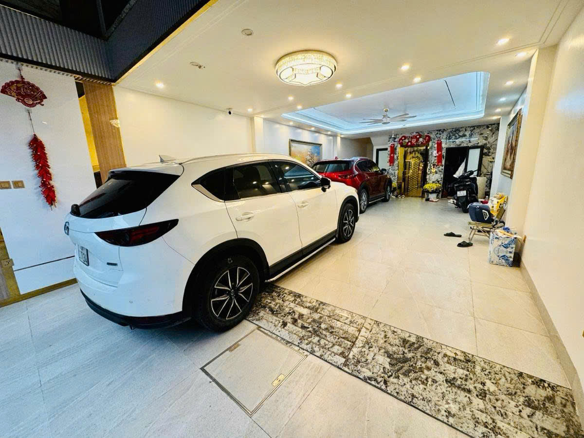 HOA HẬU PHỐ TRẠM – MỚI KÍNH KOONG – 8 TẦNG – THANG MÁY – GARA 2 Ô TÔ , NỘI THẤT CAO CẤP