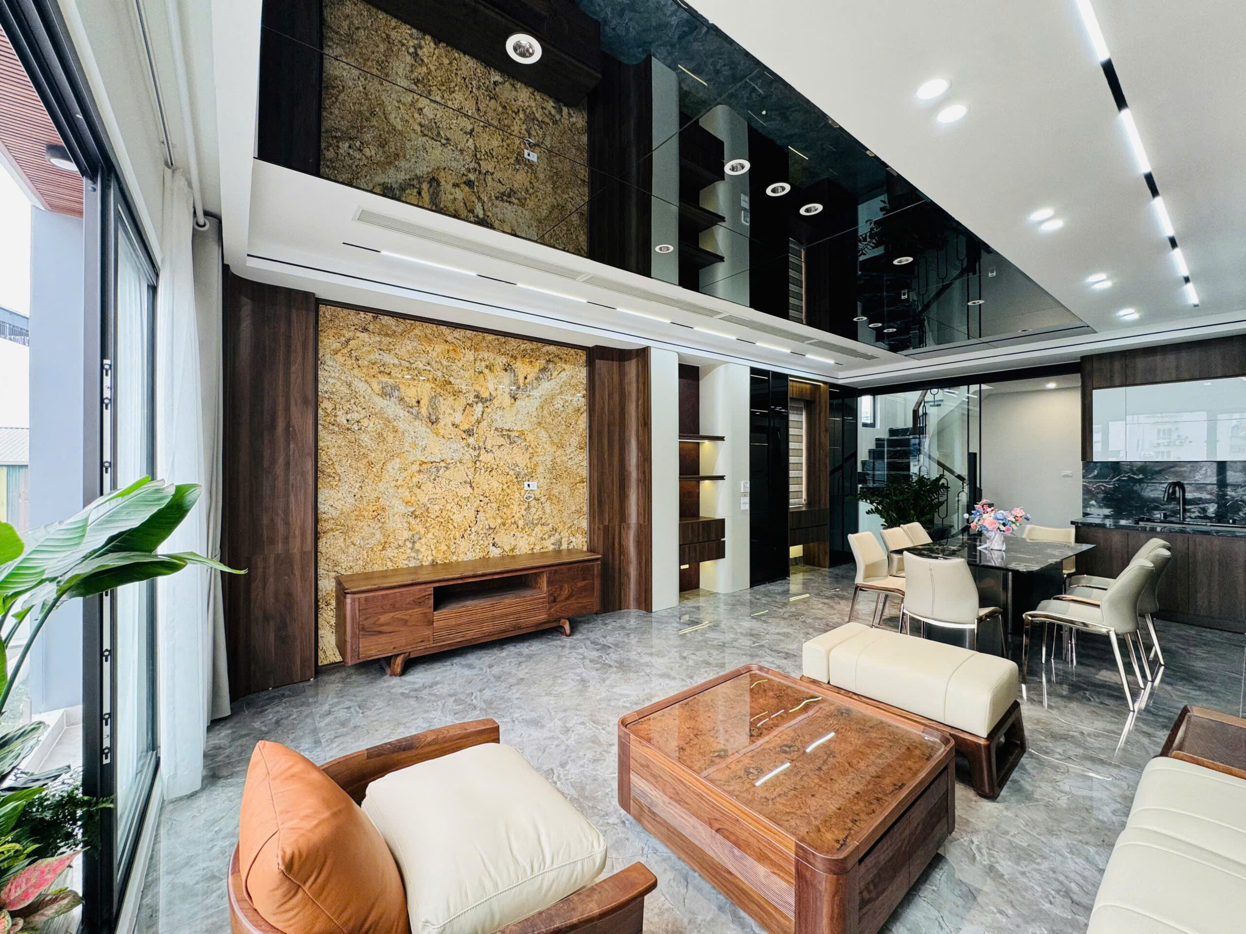 Khuôn tiền 13 tỷ – Nhà Mới Thang Máy Phố Sài Đồng 
50M2- 7 TẦNG THANG MÁY- Ô TÔ TRÁNH