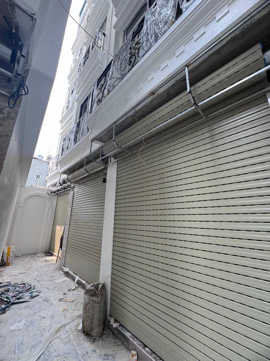 Cực hiếm : Mở Bán liền lô 4 căn – nhà 5 tầng đang hoàn thiện, tại Cự Khối, Long Biên chỉ 3,9 tỷ