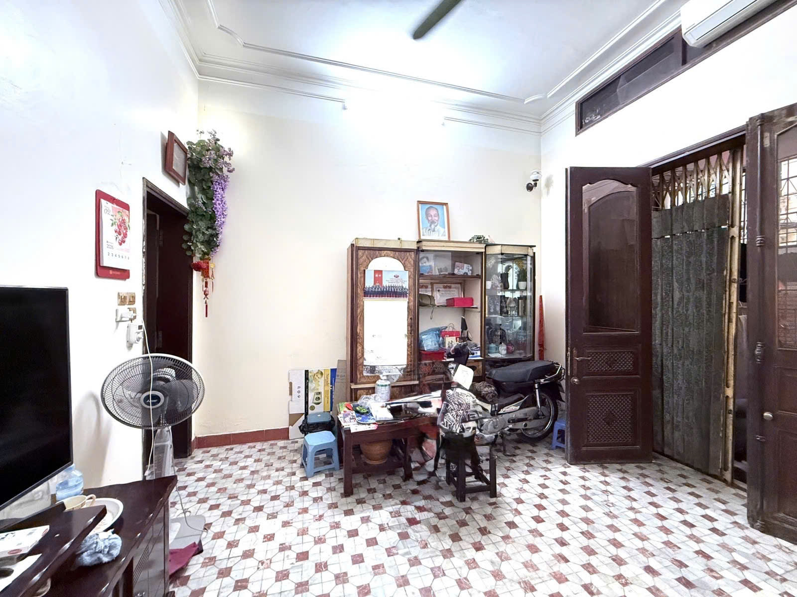 BÁN NHÀ HÀNG SIÊU ĐẸP 10M RA MẶT PHỐ – OTO ĐỖ CỬA – NHÀ DÂN XÂY KIÊN CỐ – NGÕ THÔNG TỨ TUNG – SỔ VUÔNG NỞ HẬU