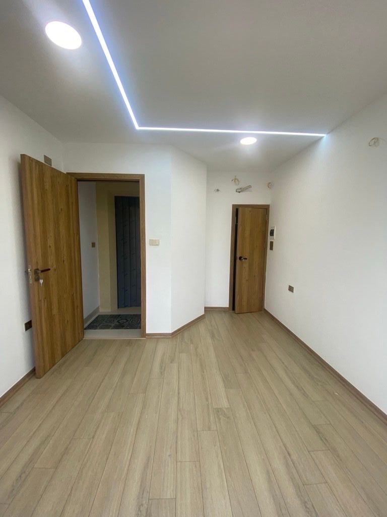 mặt đường bưởi ba đình DT 25m x7 tầng thang máy 14,3 tỷ vỉa hè,kinh doanh