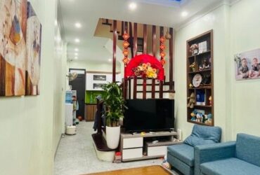 nguyễn đình hoàn cầu giấy 35m x4 tầng 9,3 tỷ 30m ô tô tránh,ngõ thông