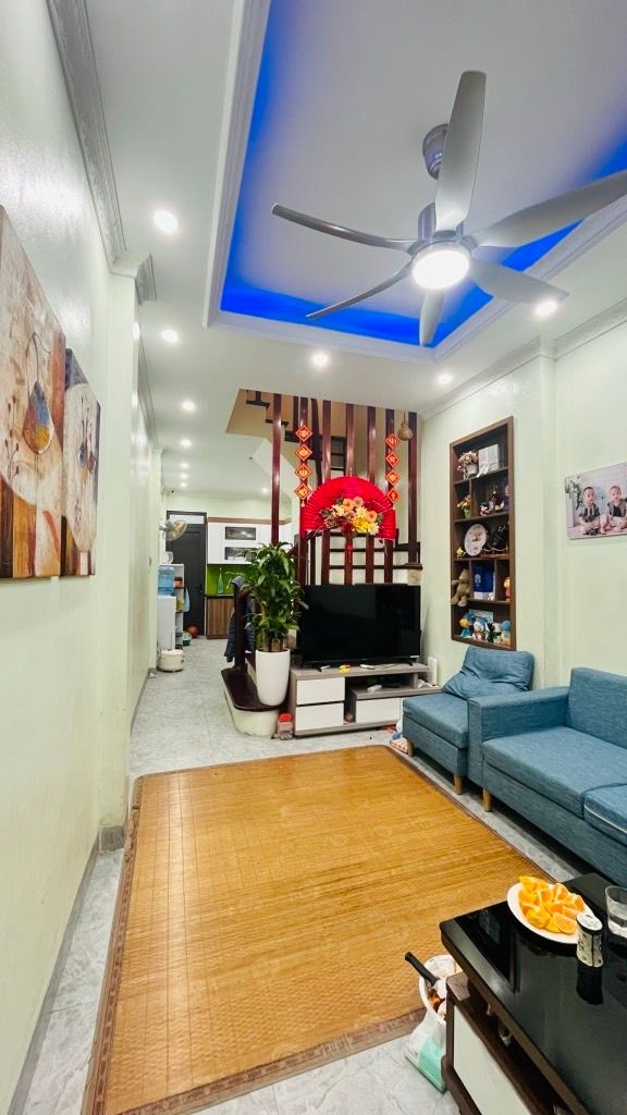 nguyễn đình hoàn cầu giấy 35m x4 tầng 9,3 tỷ 30m ô tô tránh,ngõ thông