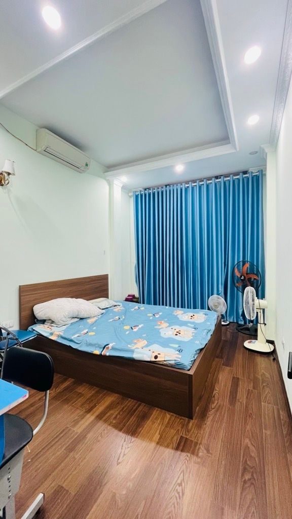 nguyễn đình hoàn cầu giấy 35m x4 tầng 9,3 tỷ 30m ô tô tránh,ngõ thông