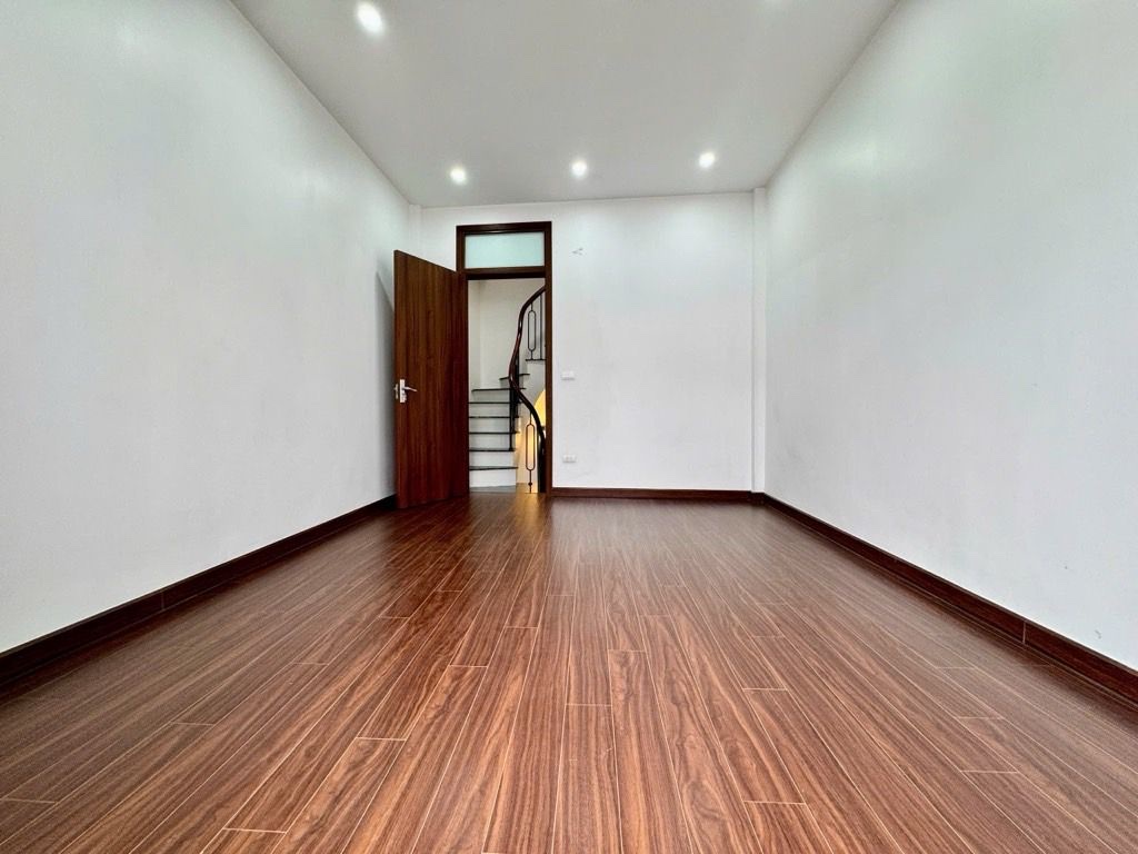 võ chí công DT 25m giá 7,9 tỷ nhà mới full nội thất,ngõ thông,30m ra phố