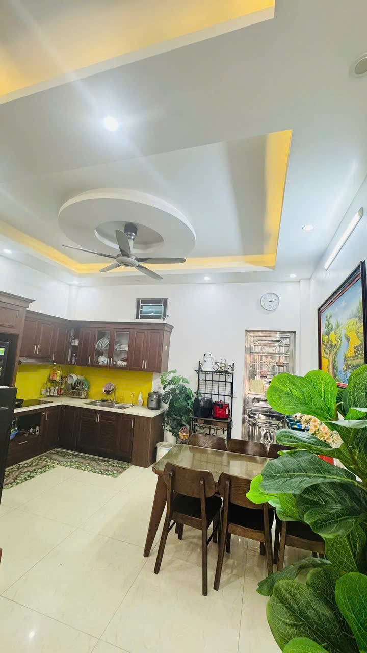 Bán nhà 3 tầng dân xây trong khu đô thị 379, nhà rộng 65m2, mặt tiền 5m