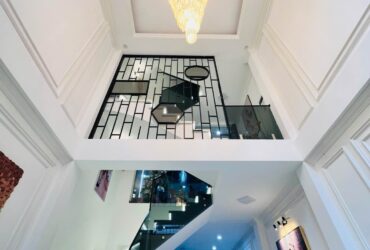 Ô TÔ ĐỖ CỬA – MẶT NGÕ THÔNG KINH DOANH – 2 MẶT THOÁNG – CẠNH PHỐ – TẶNG FULL NỘI THẤT NHƯ HÌNH – SỔ BÁNH TRƯNG