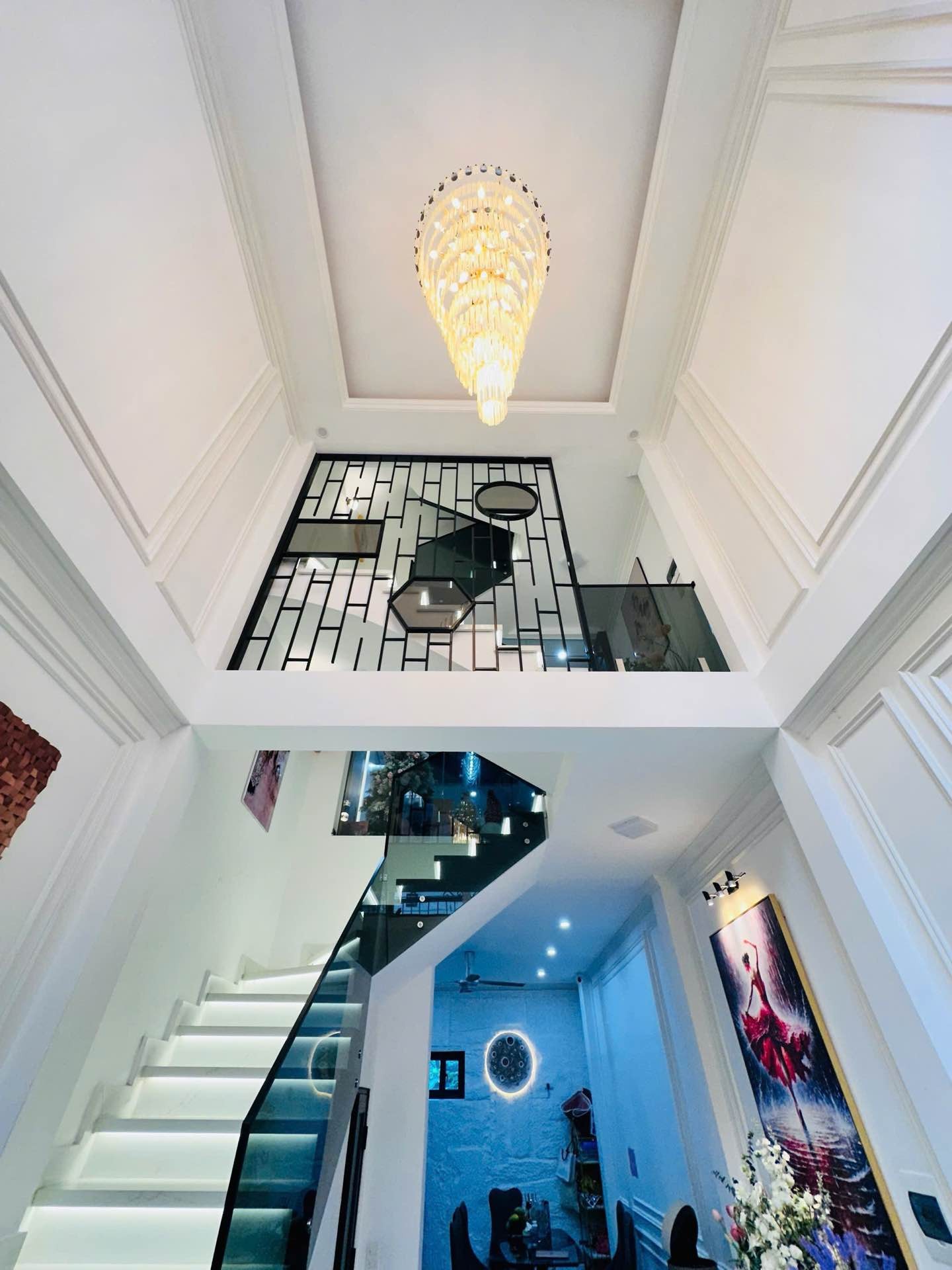 Ô TÔ ĐỖ CỬA – MẶT NGÕ THÔNG KINH DOANH – 2 MẶT THOÁNG – CẠNH PHỐ – TẶNG FULL NỘI THẤT NHƯ HÌNH – SỔ BÁNH TRƯNG