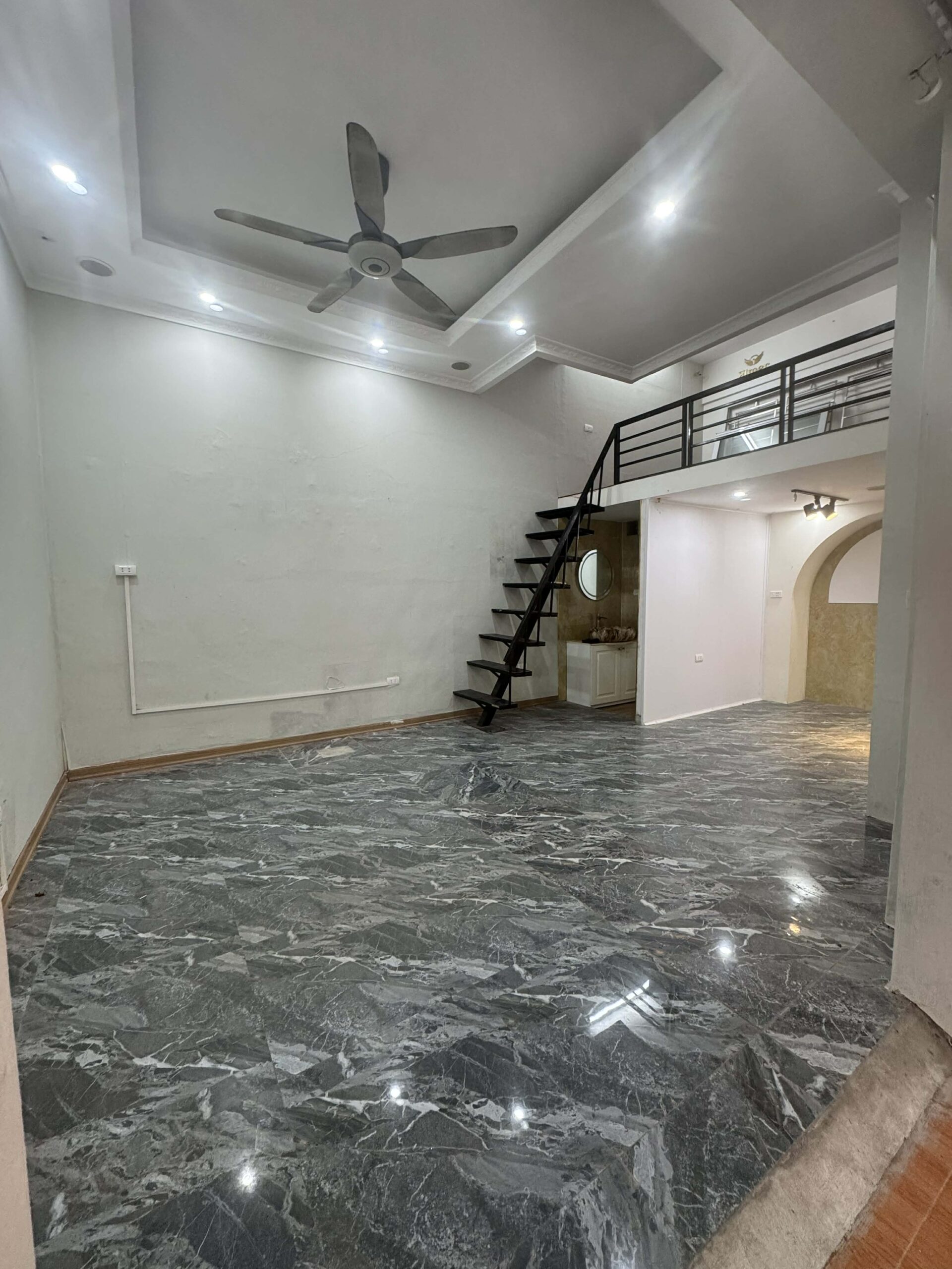 CHO THUÊ MẶT BẰNG KINH DOANH CÓ GÁC XÉP TẠI KIOT NƠ 5 BÁN ĐẢO LINH ĐÀM , HÀ NỘI