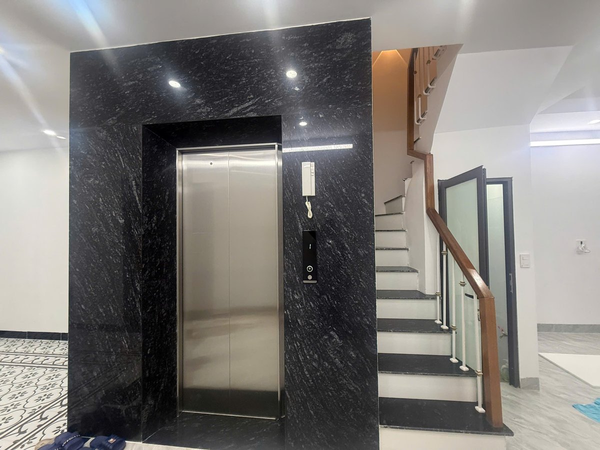 Bán Nhà Ngõ Hòa Bình 48m2.  6 tầng. mặt tiền 4.4m. giá 11.5 tỷ Đống Đa Hà Nội