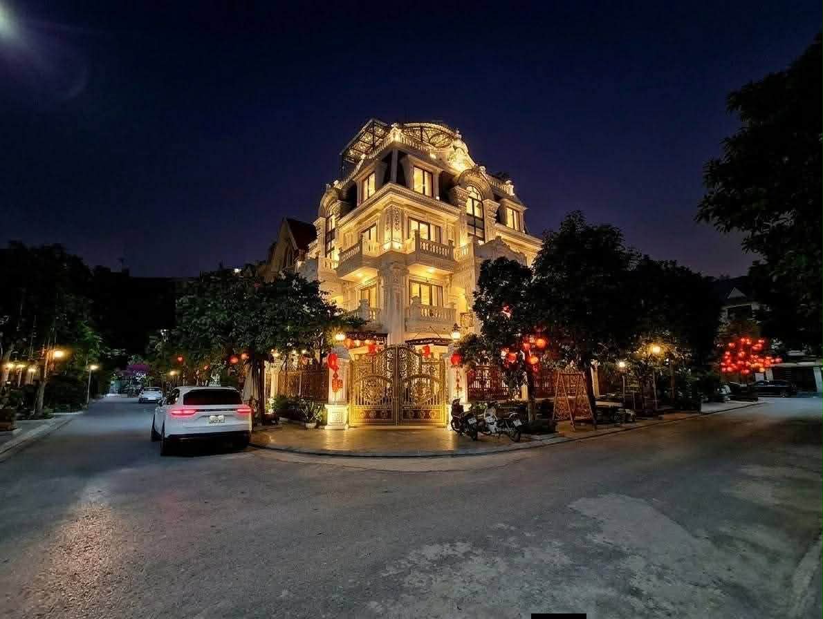 Biệt thự Việt Hưng, lô góc, 4 thoáng, sân vườn, hồ cá Koi, an ninh tuyệt đối