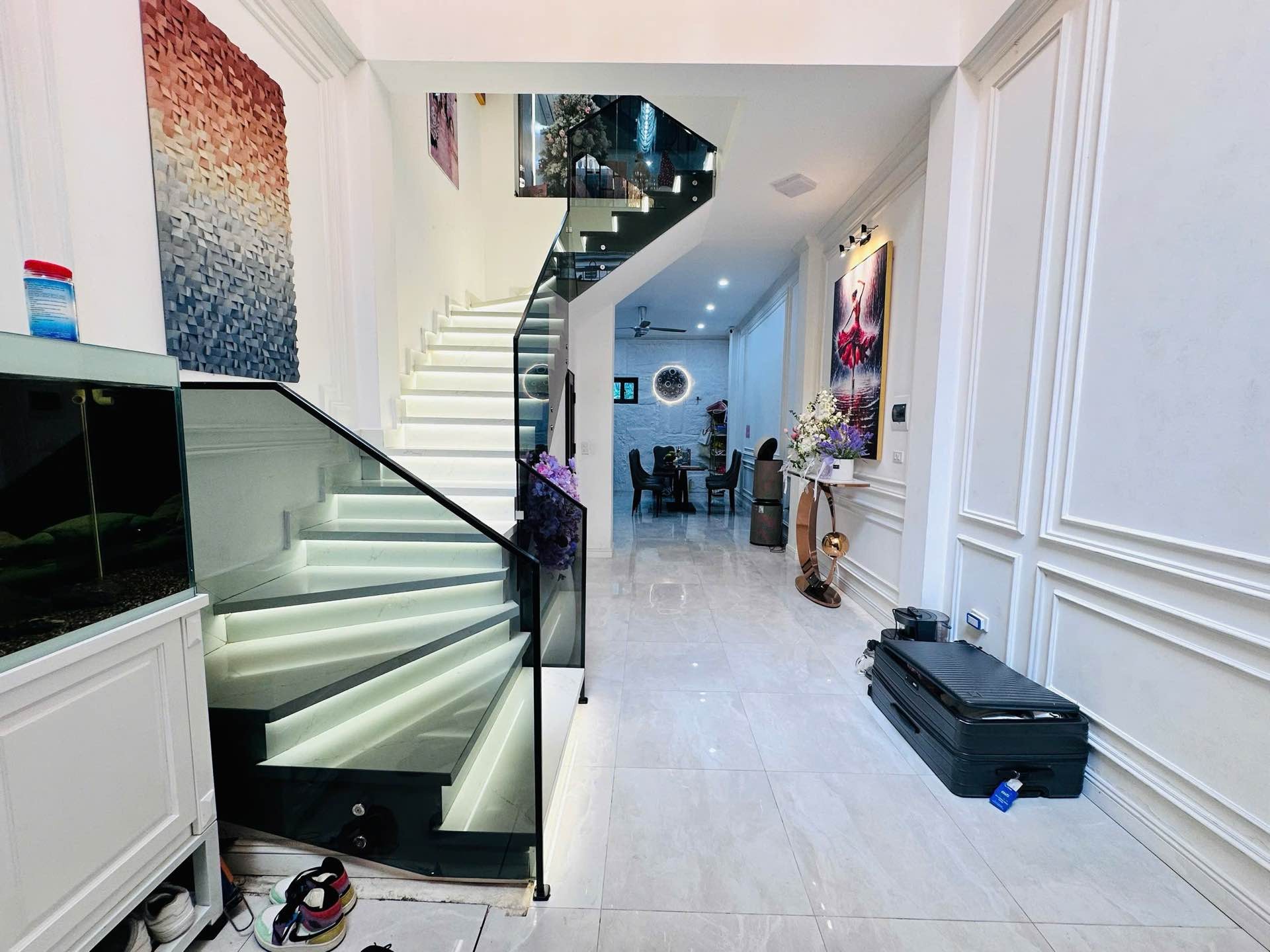 Ô TÔ ĐỖ CỬA – MẶT NGÕ THÔNG KINH DOANH – 2 MẶT THOÁNG – CẠNH PHỐ – TẶNG FULL NỘI THẤT NHƯ HÌNH – SỔ BÁNH TRƯNG