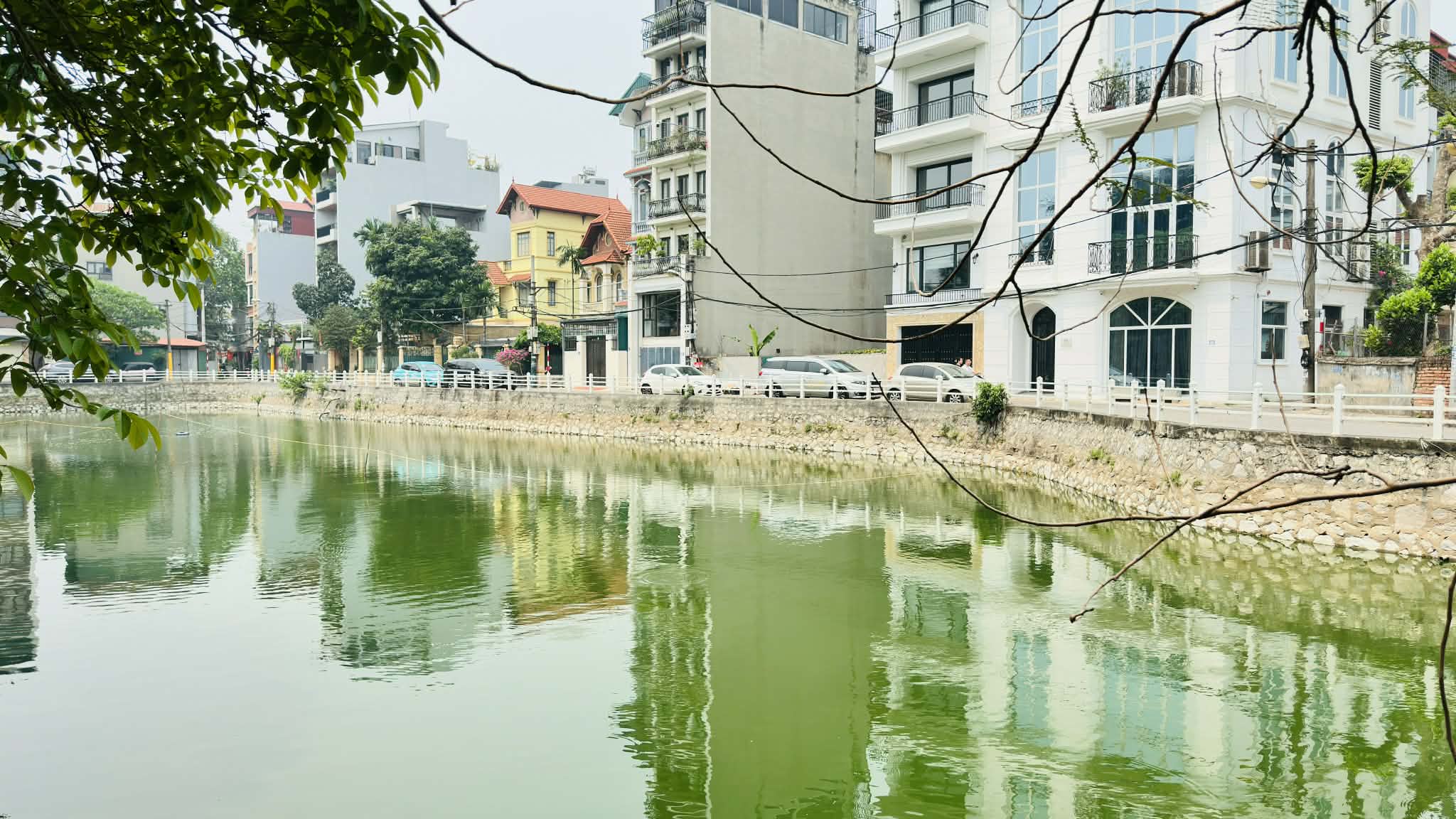 bán nhà mặt hồ, 130m, MT 6.5m, ôtô tránh full thổ cư